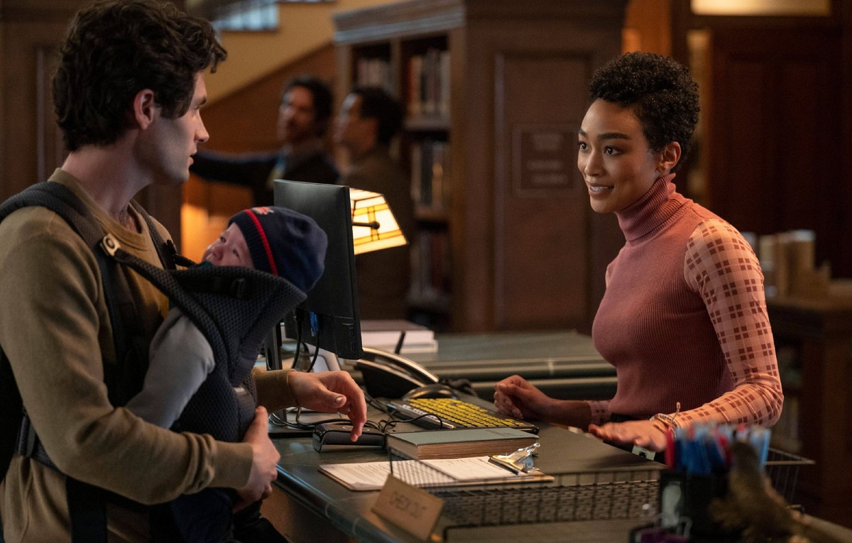 Penn Badgley, Tati Gabrielle, You Season 3 2021 Credit: John P. Fleenor / Netflix / The Hollywood Archive PUBLICATIONxINxGERxSUIxAUTxONLY Copyright: xJOHNxP.xFLEENOR/NETFLIXx 34210-010THA The Hollywoo ...