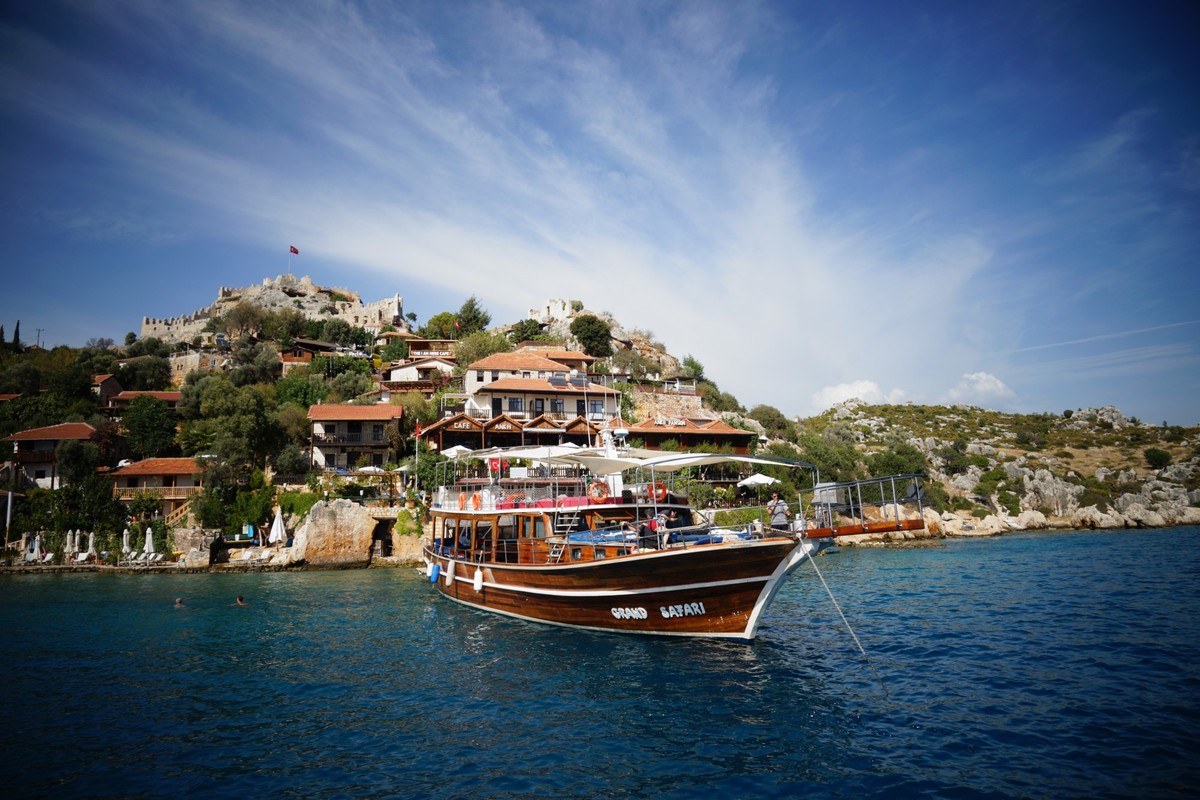 ARCHIV - Sonnengarantie und Meer - und das oft vergleichsweise günstig: Die Türkei ist bei Sommerurlaubern 2024 sehr nachgefragt. (zu dpa: «Folgt auf die Flugscham der Zugstolz?») Foto: Robert Günther ...