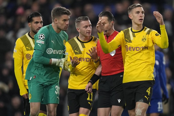 Players of Dortmund argue with Referee Danny Makkelie from Netherlands during the Champions League round of 16 second leg soccer match between Chelsea FC and Borussia Dortmund at Stamford Bridge, Lond ...