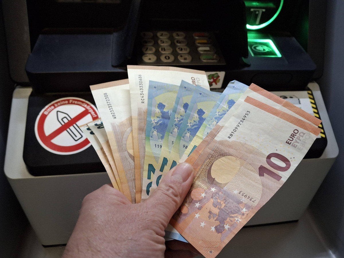 Stockbilder 06/2025 Geld am Geldautomat Hamburg Hamburg Deutschland *** Stock photos 06 2025 Money at ATM Hamburg Hamburg Germany Copyright: xLobeca/RalfxHomburgx
