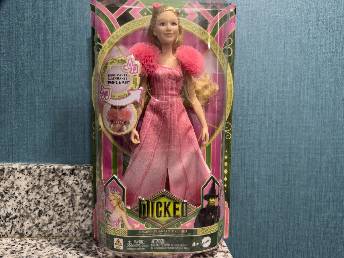 ARCHIV - 10.11.2024, USA, Washington: Eine Schachtel enthält eine Puppe zu dem Film &quot;Wicked&quot;. Dem Spielzeugriesen Mattel unterlief ein peinlicher Fehler bei Puppen : Statt der Website zum Ki ...