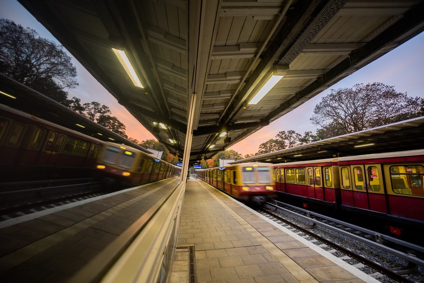 dpatopbilder - 01.10.2022, Berlin: Eine S-Bahn fährt am Morgen am Bahnhof Berlin-Grünau ein. In Berlin startet ab Oktober 2022 das neue 29-Euro-Ticket für den öffentlichen Personennahverkehr (ÖPNV). V ...