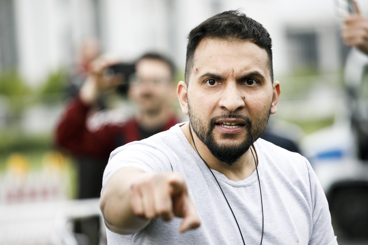 ARCHIV - 23.05.2020, Berlin: Attila Hildmann, Autor veganer Kochbücher, nimmt an einer Demonstration vor dem Reichstag teil. (zu dpa «Hildmann hat keine türkische Staatsbürgerschaft - Auslieferung?»)  ...
