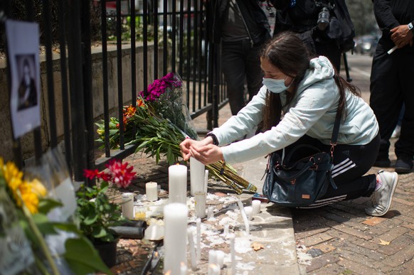 March 26, 2022, Bogota, Cundinamarca, Colombia: Fans and supporters leave flowers and messages with candles after the death of Taylor Hawkins, drummer of the Foo Fighters who died last night at the Fo ...