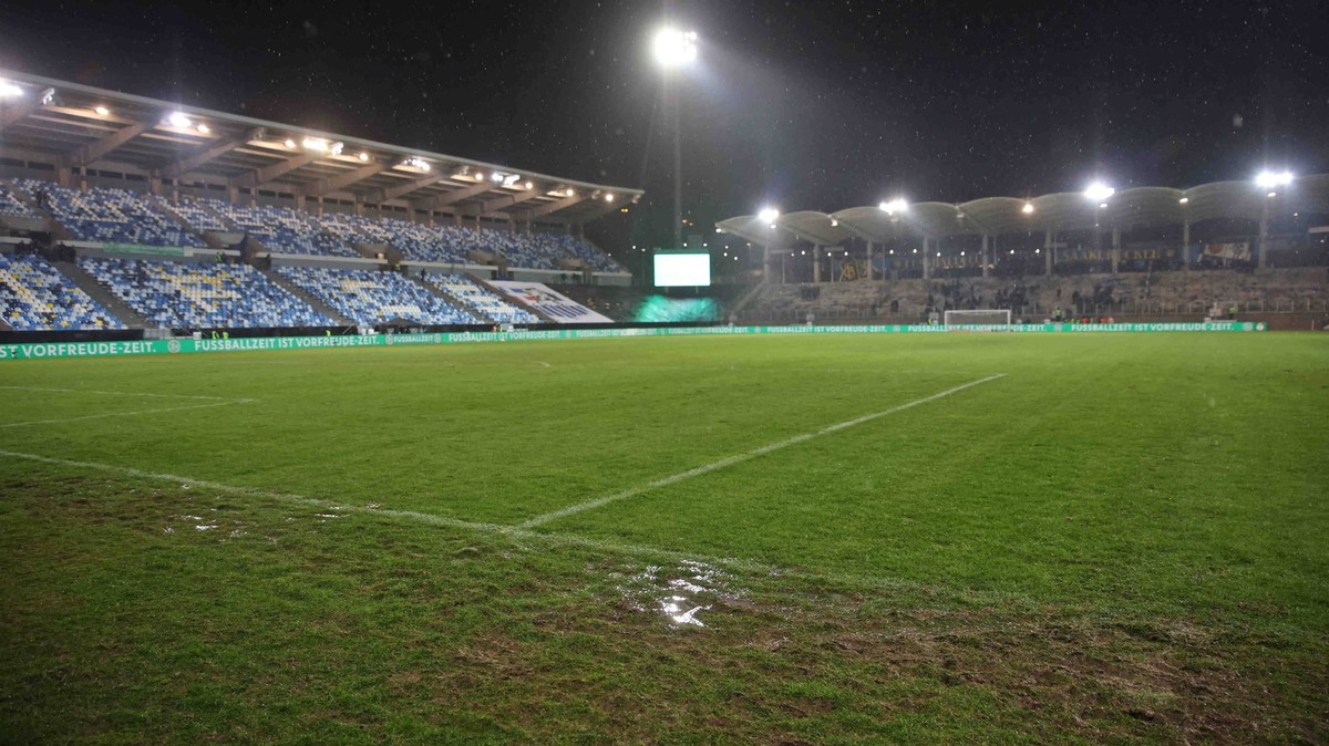 12.03.2024, Fussball, Herren, DFB-Pokal, Viertelfinale, Saison 2023/2024, 1. FC Saarbrücken - Borussia Mönchengladbach, Der Rasen im Ludwigsparkstadion nach dem Spiel Symbolbild Rasen, Matsch, matschi ...