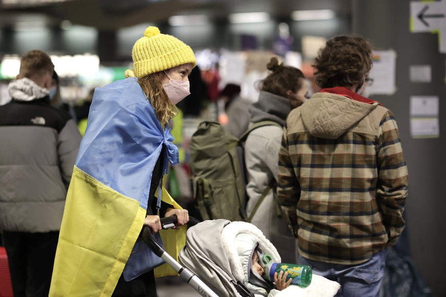 Am Berliner Hauptbahnhof kommt ein Zug aus Warschau mit Fluechtlingen aus der Ukraine an, DEU, Berlin, 06.03.2022 *** A train from Warsaw with refugees from Ukraine arrives at Berlin main station, DEU ...