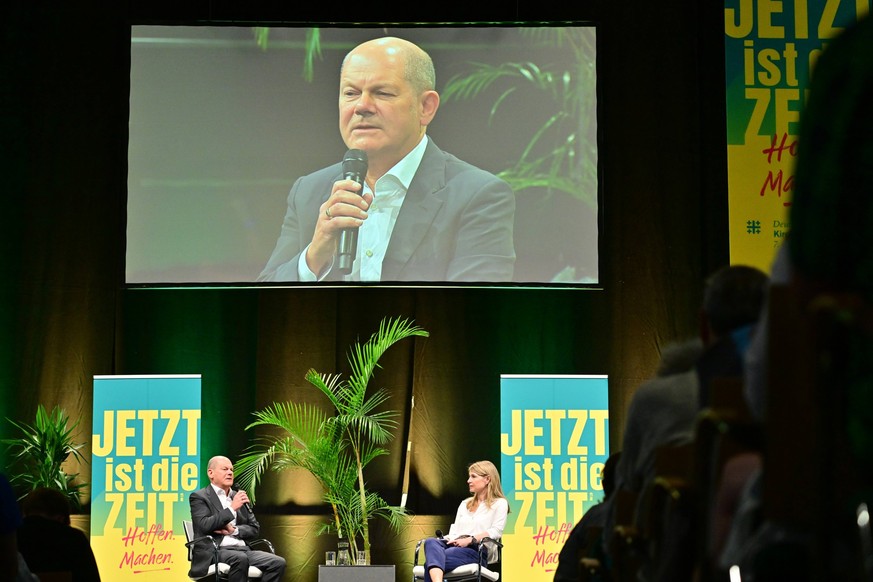 Bundeskanzler Olaf Scholz l ist am 10.06.2023 zu Gast bei einem Podium mit dem Titel In bewegten Zeiten gemeinsam gestalten beim 38. Deutschen Evangelischen Kirchentag in Nuernberg. Rechts im Bild: Ti ...