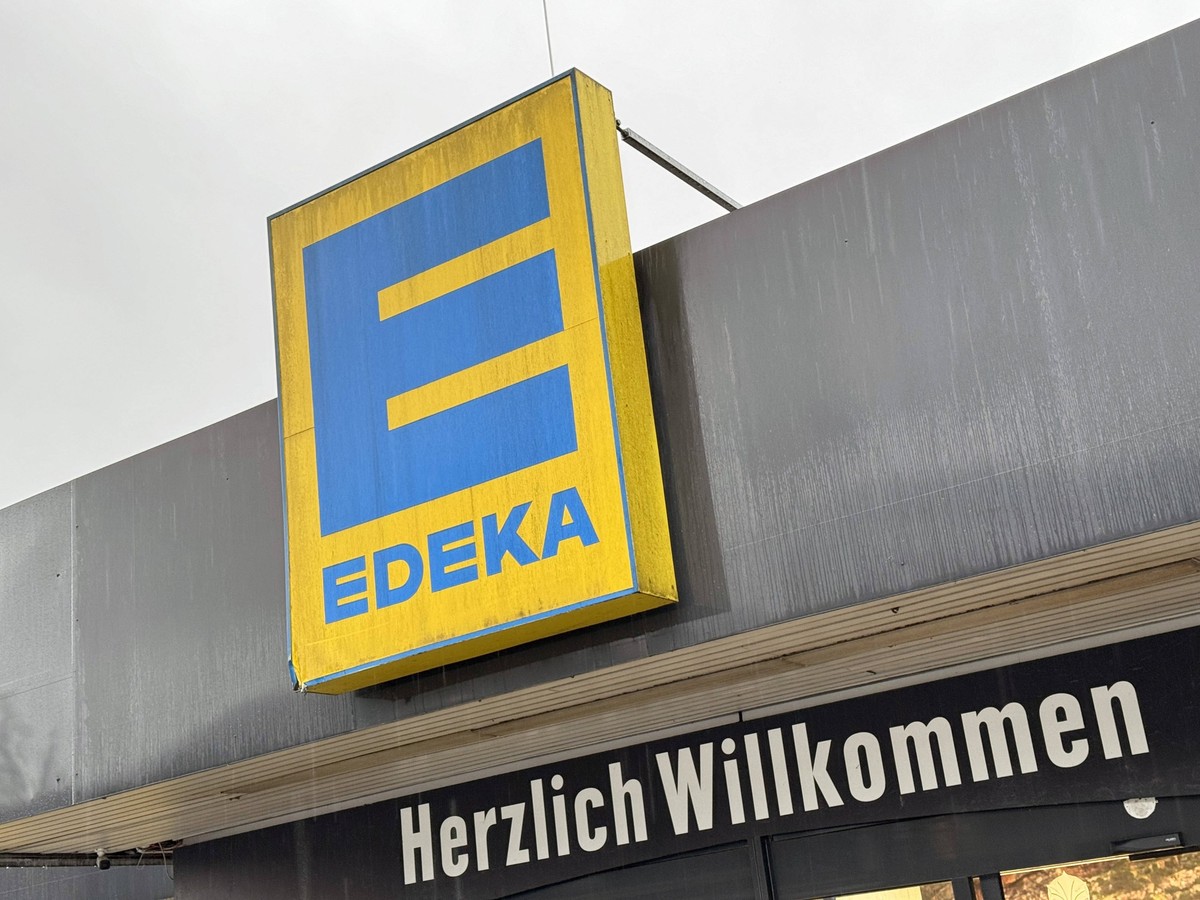 Eine Filiale von Edeka, Logo am Gebeaude Geb