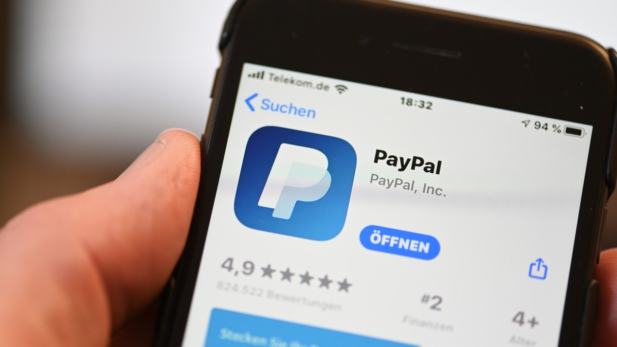 ARCHIV - 29.07.2020, Baden-Württemberg, Ravensburg: Die Applikation von PayPal ist auf einem Mobilfunkgerät zu sehen, das ein Mann in der Hand hält. PayPal gibt am 09.02.2023 Zahlen für das 4. Quartal ...