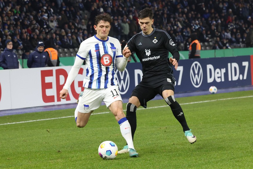 DEU, DFL, DFB-POkal, Hertha BSC vs. HSV, / 06.12.2023, Berliner Olympiastadion, Berlin, DEU, DFL, DFB-POkal, Hertha BSC vs. HSV, im Bild Fabian Reese Hertha BSC Berlin 11, Dennis Hadzikadunic Hamburge ...