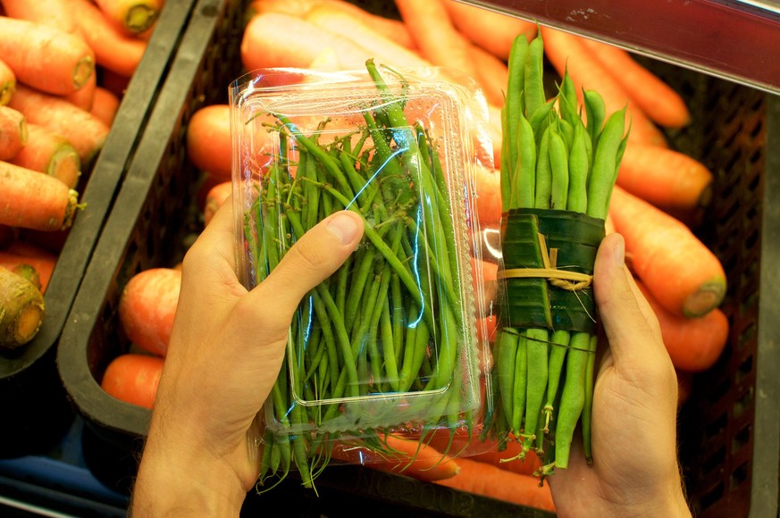 Rechts hot, links not: In Frankreich wird es für mehr Klimafreundlichkeit zukünftig keine Plastikverpackungen bei Obst und Gemüse mehr geben. 