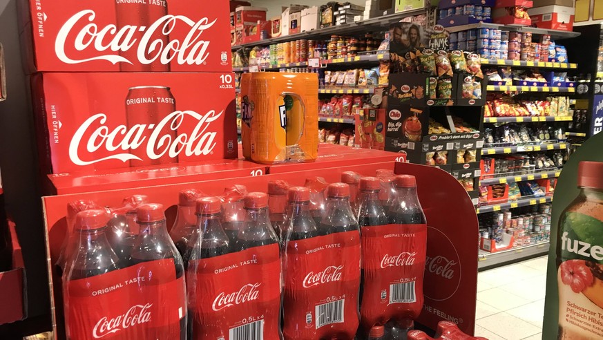 Coca Cola in einer Edeka Filiale in Hamburg 28.01.2019 *** Coca Cola in an Edeka branch in Hamburg 28 01 2019