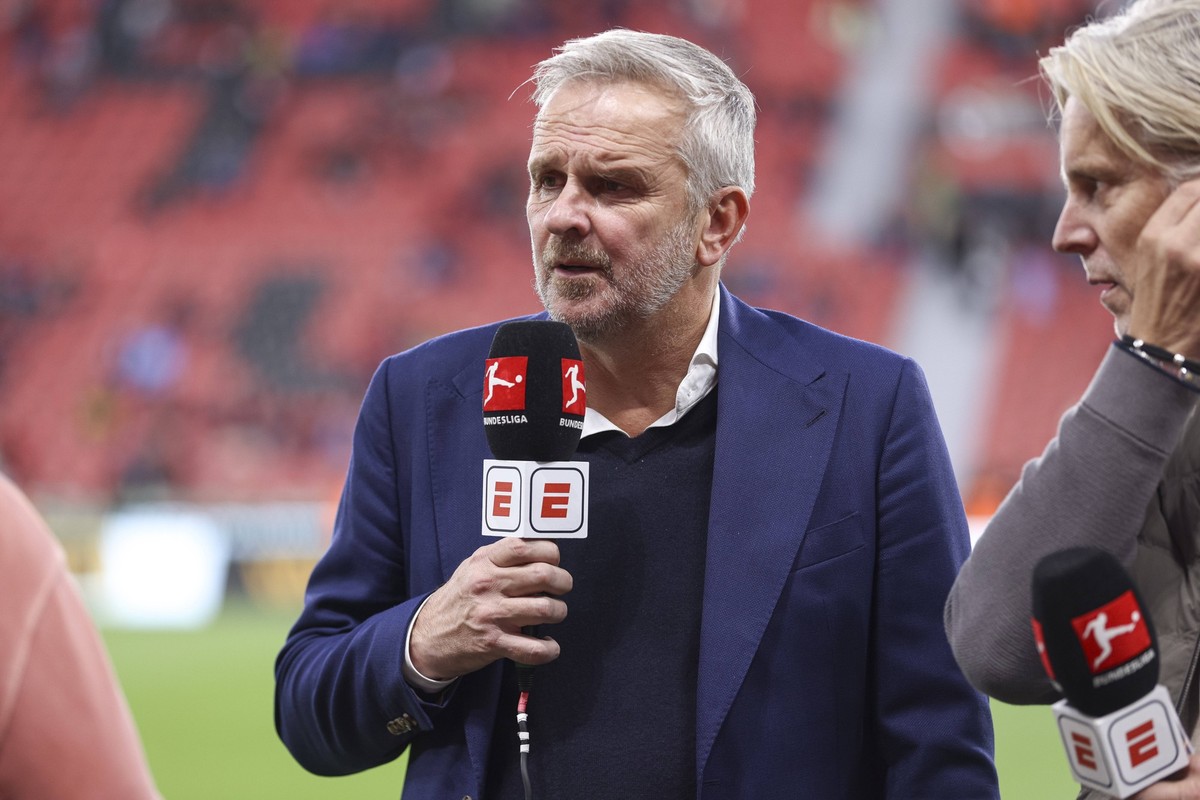 Dietmar Didi Hamann schaut waehrend des spiels der Bundesliga zwischen Bayer 04 Leverkusen und Eintracht Frankfurt, BayArena am 12. September 2025 in Leverkusen, Deutschland. Foto von Oliver Kaelke/De ...