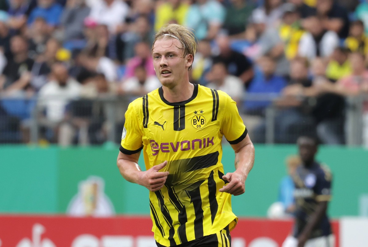 Julian Brandt Borussia Dortmund Fussball, Saison 2024/2025, Maenner, Herren, DFB Pokal, 1.. Hauptrunde,Volksparkstadion, Phoenix Luebeck gegen BVB Borussia Dortmund, 1-4 DFL REGULATIONS PROHIBIT ANY U ...