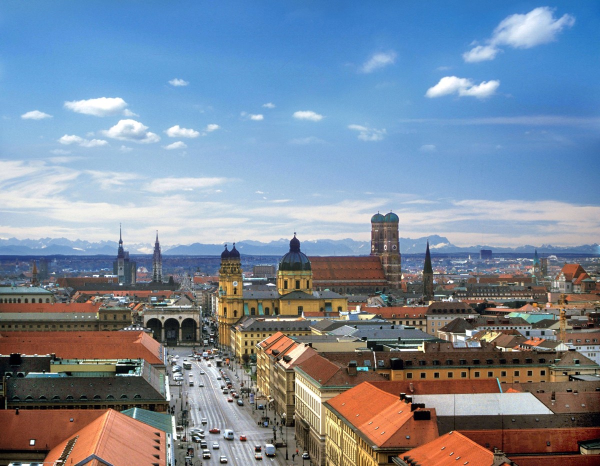 Ludwigstraße in München wird wegen Corona für den Verkehr gesperrt. München wird das nach Corona ausufernde Partytreiben in München von den Wohngebieten wie der Türkenstraße in Schwabing in die Ludwig ...