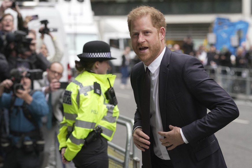 ARCHIV - 06.06.2023, Großbritannien, London: Prinz Harry, Herzog von Sussex, trifft vor dem High Court in London ein. Im Prozess um die Schadenersatzklage Prinz Harrys und anderer Prominenter gegen de ...