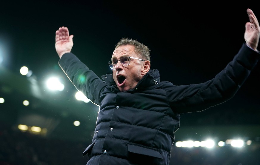 Sport Bilder des Tages Manchester United, ManU v Atletico Madrid - UEFA Champions League - Round of Sixteen - Second Leg - Old Trafford Manchester United manager Ralf Rangnick gestures to the fans pri ...