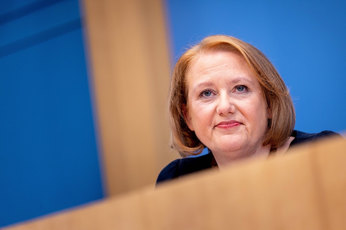 Pressekonferenz zur Auswertung der Polizeilichen Kriminalstatistik 2021: Bundesfamilienministerin Lisa Paus, Buendnis 90/Die Gruenen in der Bundespressekonferenz in Berlin, 24.11.2022. Berlin Deutschl ...