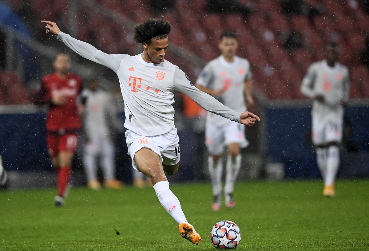 03.11.2020, �sterreich, Salzburg: Fu�ball: Champions League, RB Salzburg - FC Bayern M�nchen, Gruppenphase, Gruppe A, 3. Spieltag in der Red Bull Arena. Leroy Sane von Bayern M�nchen schie�t aufs Tor. ...