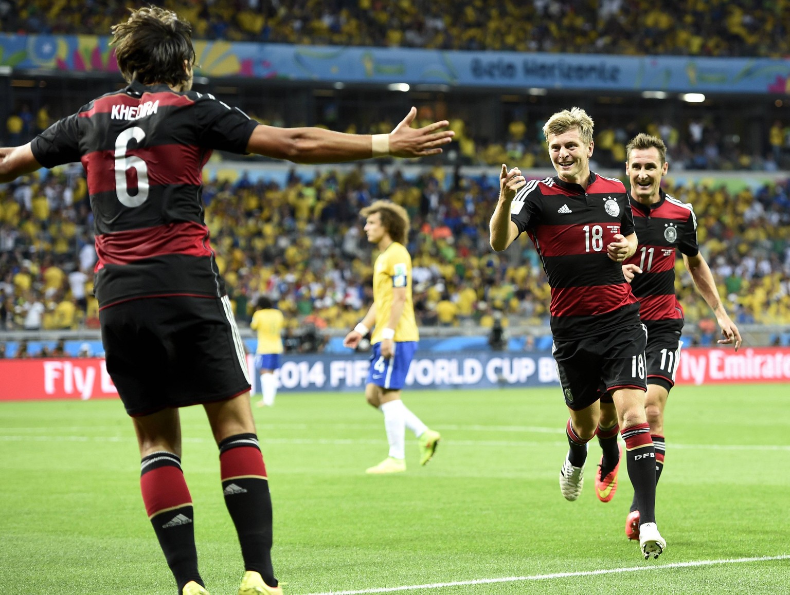 (140708) -- BELO HORIZONTE, July 8, 2014 (Xinhua) -- Germany s Miroslav Klose (R) and Sami Khedira (L) celebrate with Toni Kroos (C) for Toni s second goal during a semifinal match between Brazil and  ...