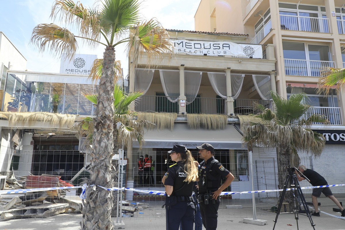 24.05.2024, Spanien, Palma: Polizeibeamte stehen vor dem Gebäude des Medusa Beach Club nach dem Einsturz. Beim Einsturz eines voll besetzten Restaurants an der Playa de Palma auf Mallorca sind zwei de ...