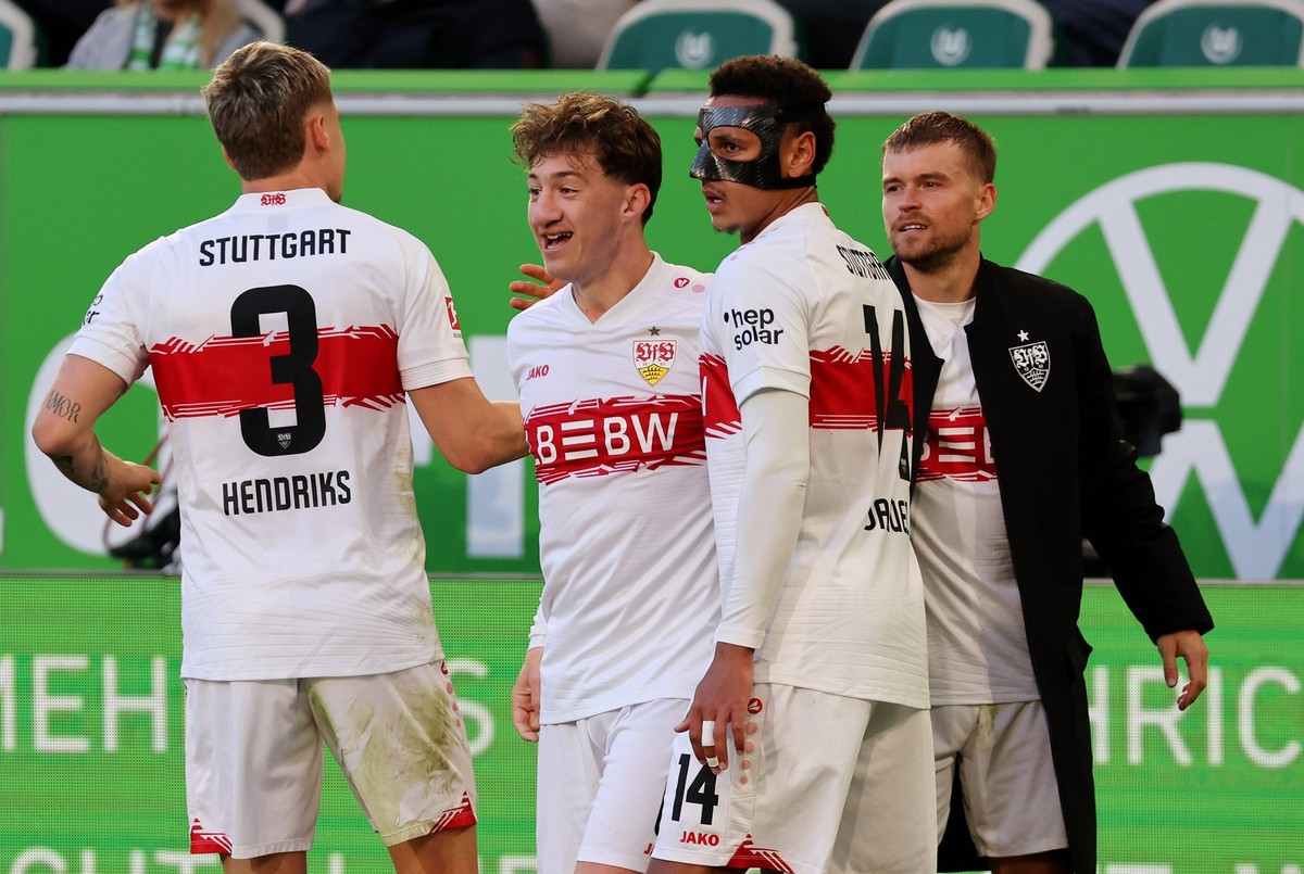 18.10.2025, Deutschland, Wolfsburg, Fu�ball Bundesliga, Saison 2025/2026, VfL Wolfsburg vs. VfB Stuttgart, Jubel nach dem 0:3 Tor, rechts v.l. Ramon Hendriks VfB, Torsch�tze Angelo Stiller VfB, Luca J ...