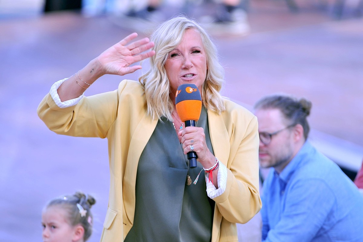 ZDF - Fernsehgarten. Moderatorin Andrea Kiwi Kiewel w