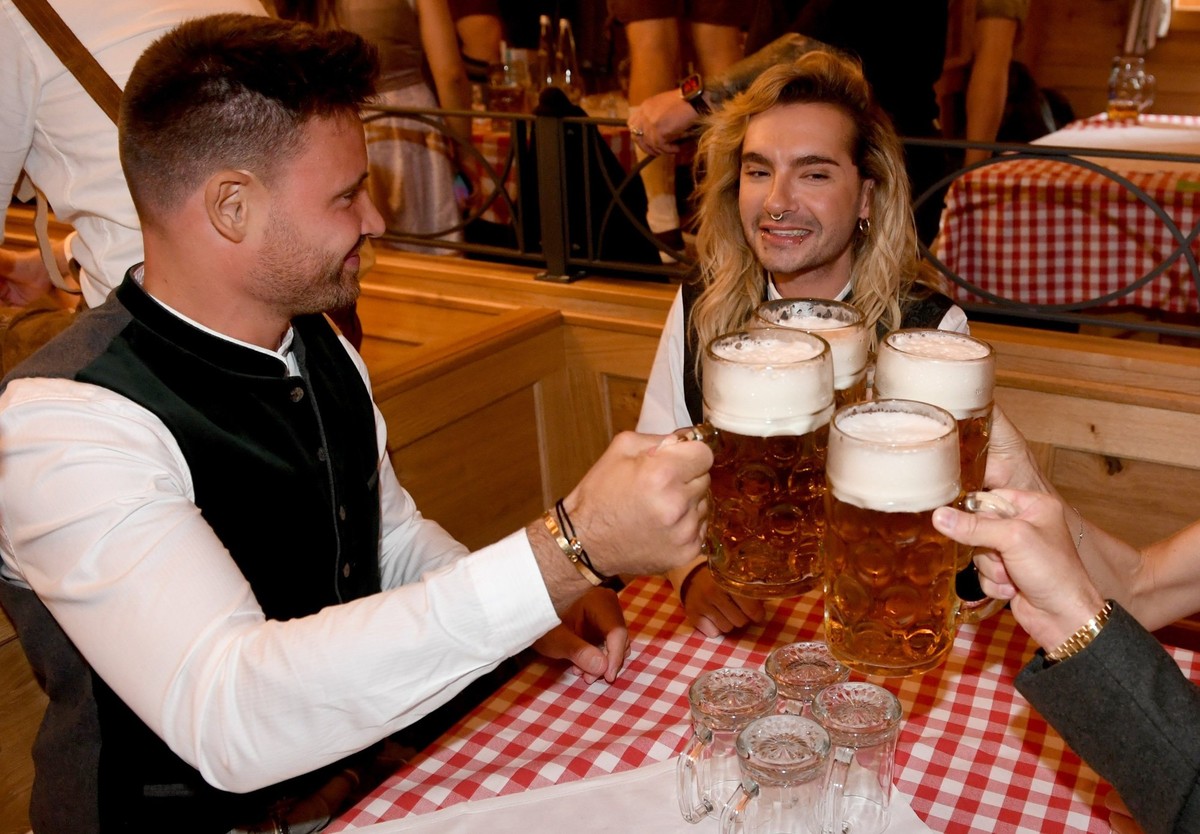 26.09.2024, Bayern, München: Bill Kaulitz (r), Sänger der Band Tokio Hotel, feiert mit Model Marc Eggers im Schützenzelt auf der Wiesn. Das 189. Oktoberfest findet vom 21. September bis 6. Oktober 202 ...