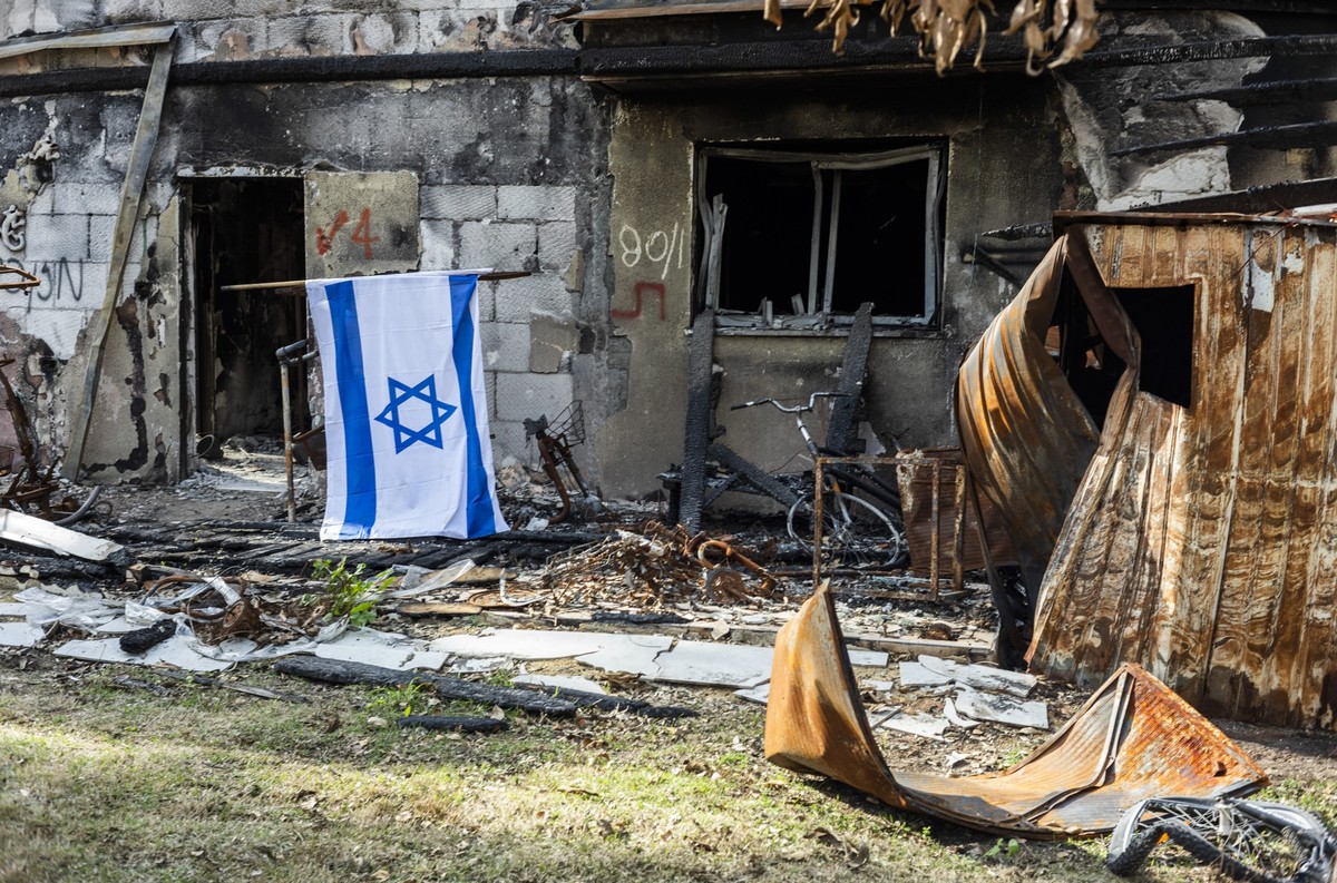 ARCHIV - 20.12.2023, Israel, Beeri: Blick auf ein zerstörtes Gebäude im Kibbutz Beeri, einem der am stärksten betroffenen Gebiete der Hamas am 7. Oktober. (zu dpa: «Bericht: Hamas-Massaker richtete si ...