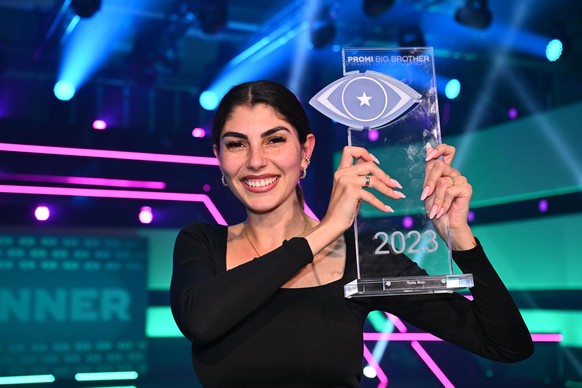 HANDOUT - 05.12.2023, ---: Reality-Sternchen Yeliz Koc, Gewinnerin der Sat.1-Show «Promi Big Brother» 2023, zeigt ihre Auszeichnung. Die 30-jährige «Bachelor»-Kandidatin setzte sich am Montagabend liv ...
