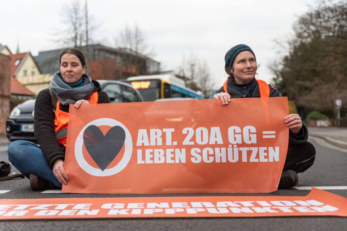 Oldenburg Straßen Blockade von der Letzten Generation in Oldenburg, 03.03.2023. Nach dem Klimastreik von Fridays for Future blockieren Aktivist*innen der Gruppe Letzte Generation eine Straße, in dem s ...