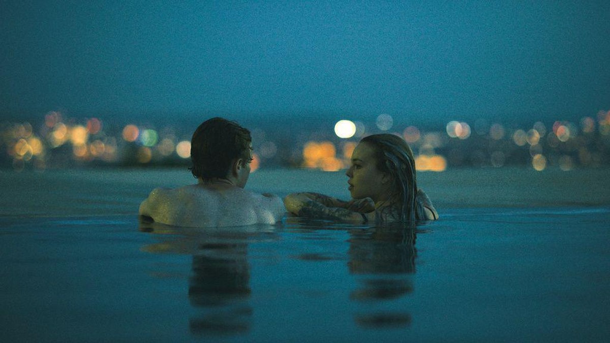 Lorenz (Jonas Holdenrieder) und Saschi (Lea Zoë Voss) genießen ihr erstes Date im Schwimmbad und kommen sich dabei näher.
