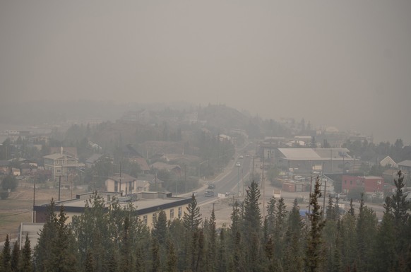 15.08.2023, Kanada, Yellowknife: Starker Rauch von nahe gelegenen Waldbr