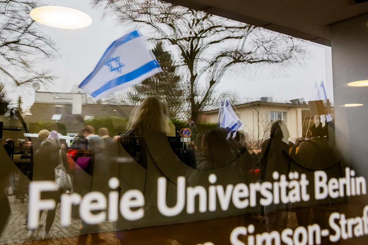 ARCHIV - 09.02.2024, Berlin: Eine Israel-Flagge spiegelt sich bei einem stillen Protest einer Initiative für die Sicherheit jüdischer Studierender in einer Scheibe der Freien Universität Berlin. Nach  ...