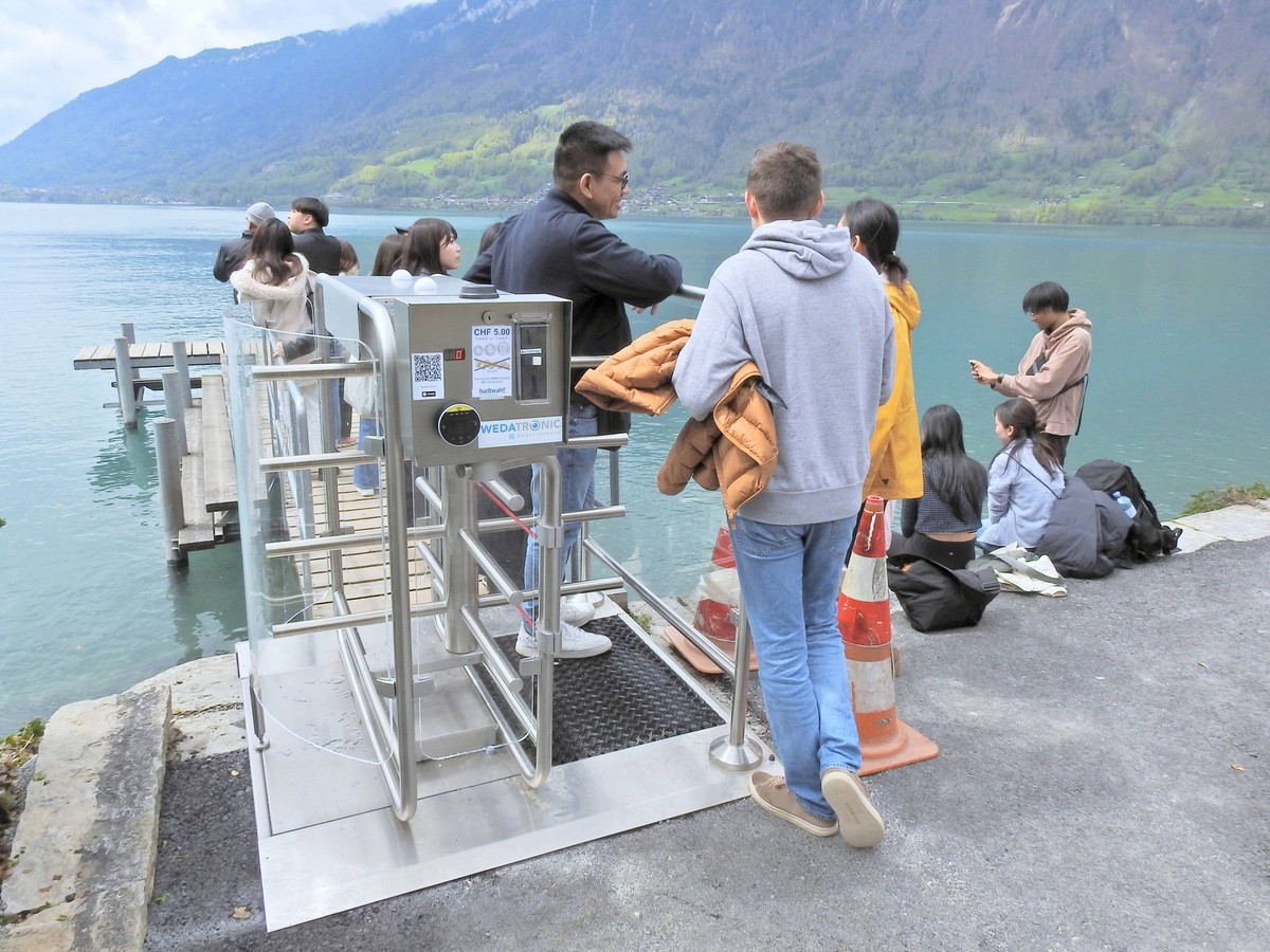 Foto Manuel Geisser 02.05.2023 Eine koreanische Netflix-Doku lockt viele Asyaten nach Iseltwald am Brienzersee. Ein Selfie ,Foto auf dem Steg kostet Touristen jetzt 5 Franken. *** Photo Manuel Geisser ...