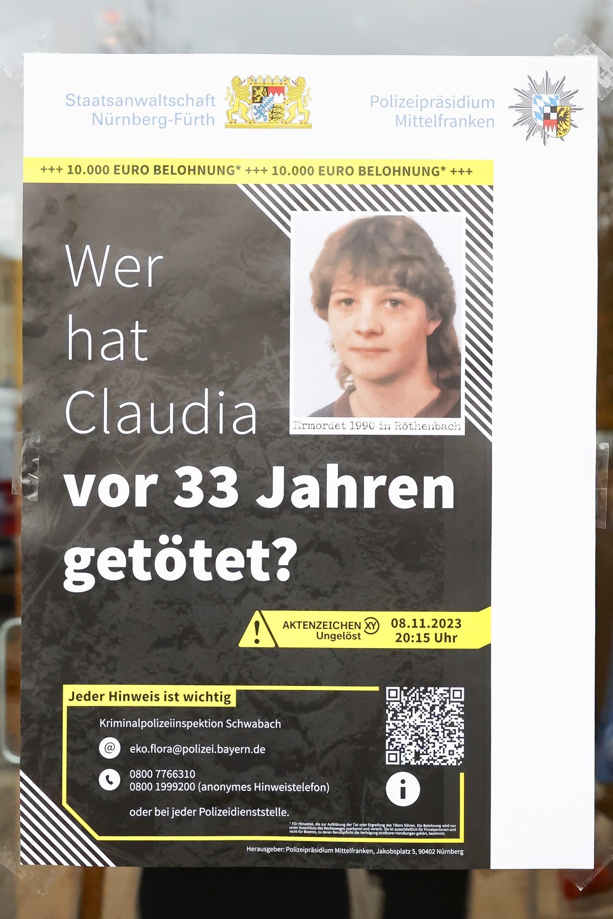 03.11.2023, Bayern, Röthenbach An Der Pegnitz: Das Plakat zum Cold-Case von Claudia Obermeier hängt an einer Glasscheibe. Die Ermittler haben neue Spuren und rollen die Ermittlungen nach mehr als 33 J ...