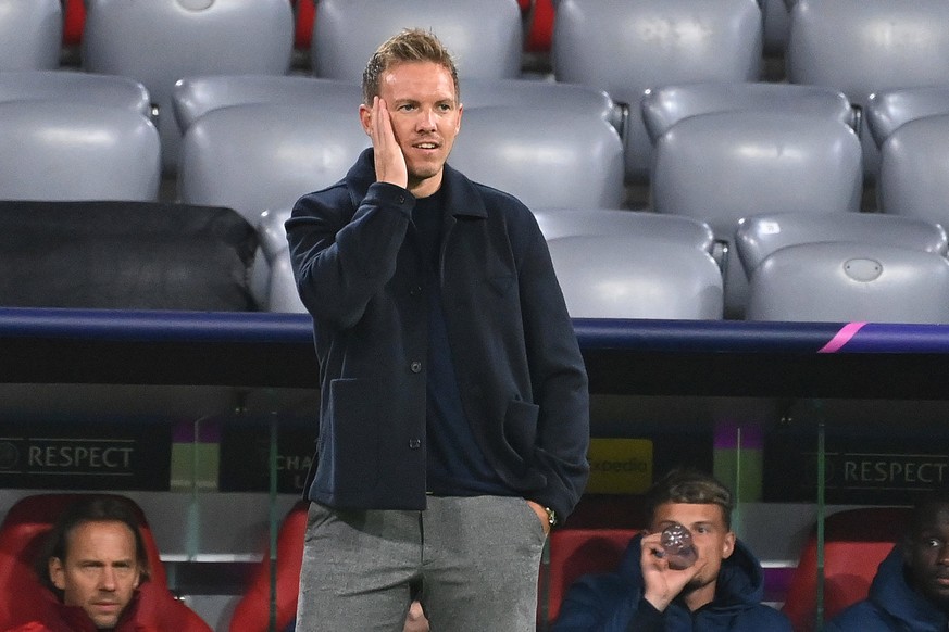 Trainer Julian NAGELSMANN Bayern Muenchen hofft darauf am 2.11. das Spiel an der Seitenlinie verfolgen zu koennen. ArchivfotoTrainer Julian NAGELSMANN Bayern Muenchen, Gestik, Einzelbild,angeschnitten ...