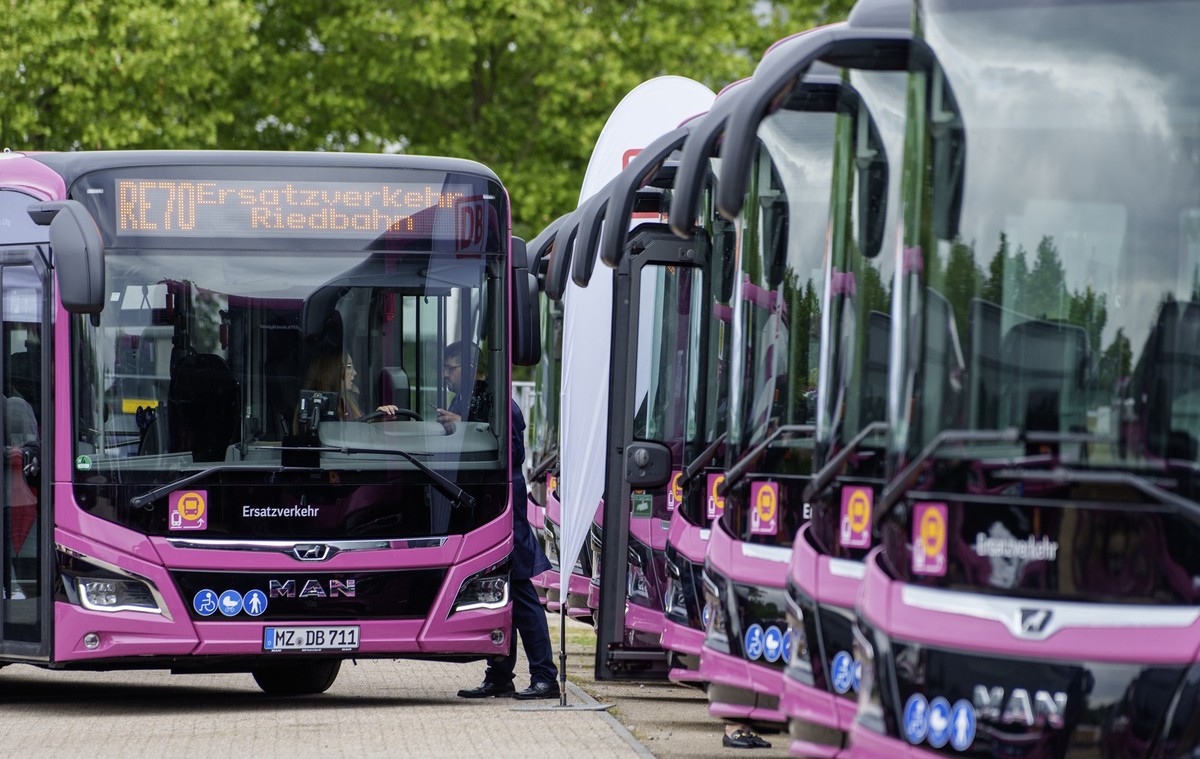 29.05.2024, Hessen, Darmstadt: Die Busflotte wurde für den Pressetermin aufgereiht. Die Deutsche Bahn beginnt ab dem 15. Juli mit der Generalsanierung der Riedbahn. Während der fünfmonatigen Bauarbeit ...