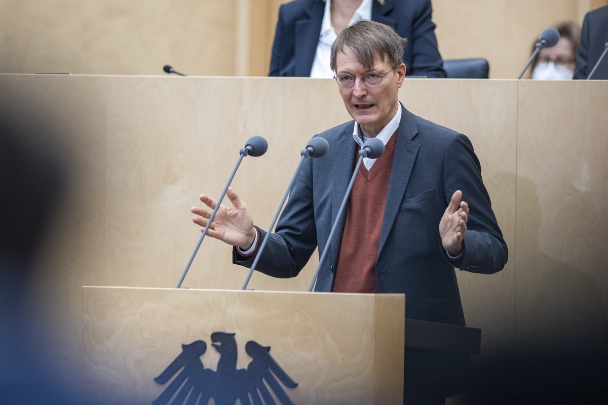 28.10.2022, Berlin: Karl Lauterbach (SPD), Bundesminister f�r Gesundheit, spricht in der Bundesratssitzung. Das L�nderparlament befasst sich in der Sitzung u.a. mit der Finanzreform der gesetzlichen K ...
