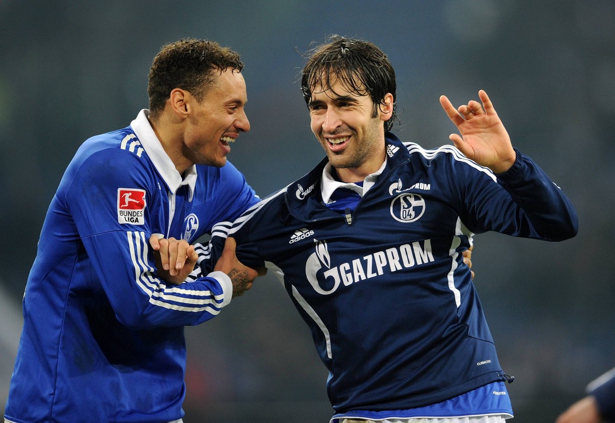 Bildnummer: 09232561 Datum: 17.12.2011 Copyright: imago/Ulmer
FUSSBALL 1. BUNDESLIGA SAISON 2011/2012 17. SPIELTAG FC Schalke 04 - SV Werder Bremen 17.12.2011 Jermaine Jones (li) und Raul (re, beide  ...