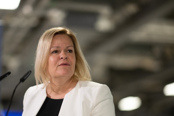 ARCHIV - 20.01.2023, Hessen, Frankfurt/Main: Nancy Faeser (SPD), Bundesinnenministerin, spricht w�hrend eines Pressetermins am Frankfurter Flughafen. (zu dpa &quot;(Zu dpa &quot;Faeser k�ndigt Fl�chtl ...