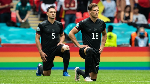 Mats Hummels und Leon Goretzka knien vor dem Spiel nieder. GES/ Fussball/ UEFA Euro 2020: Achtelfinale: Spiel 44: England - Deutschland, 29.06.2021 Football / Soccer: UEFA Euro 2020: Round of 16: Matc ...