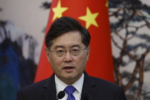 ARCHIV - 23.05.2023, China, Peking: Qin Gang, Außenminister von China, spricht bei einer Pressekonferenz. Der seit einem Monat nicht mehr öffentlich aufgetretene chinesische Außenminister Qin Gang ist ...