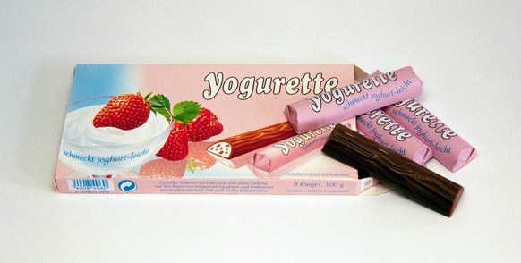 Auf der Verpackung sind Joghurt und Erdbeeren abgebildet, in einem Riegel selbst ist nur wenig davon enthalten.