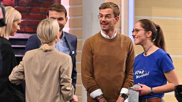 Leonie, umringt von der "Ding des Jahres"-Jury.