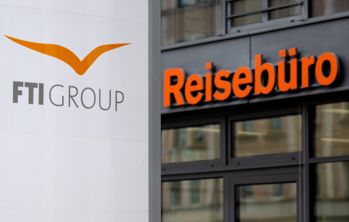 ARCHIV - 31.01.2023, Bayern, M�nchen: Das Logo des Reiseveranstalter FTI (FTI Group) steht an der Firmenzentrale vor einem Reiseb�ro. (zu dpa: �Reisekonzern FTI meldet Insolvenz an - K�nftige Reisen a ...