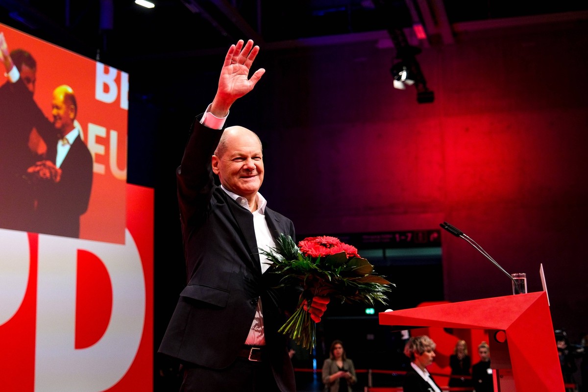 Berlin Bundesparteitag der SPD in Berlin, 11.01.2024. Olaf Scholz Bundeskanzler, SPD Freut sich ueber die Bestaetigung zum Kanzlerkandidat. Au