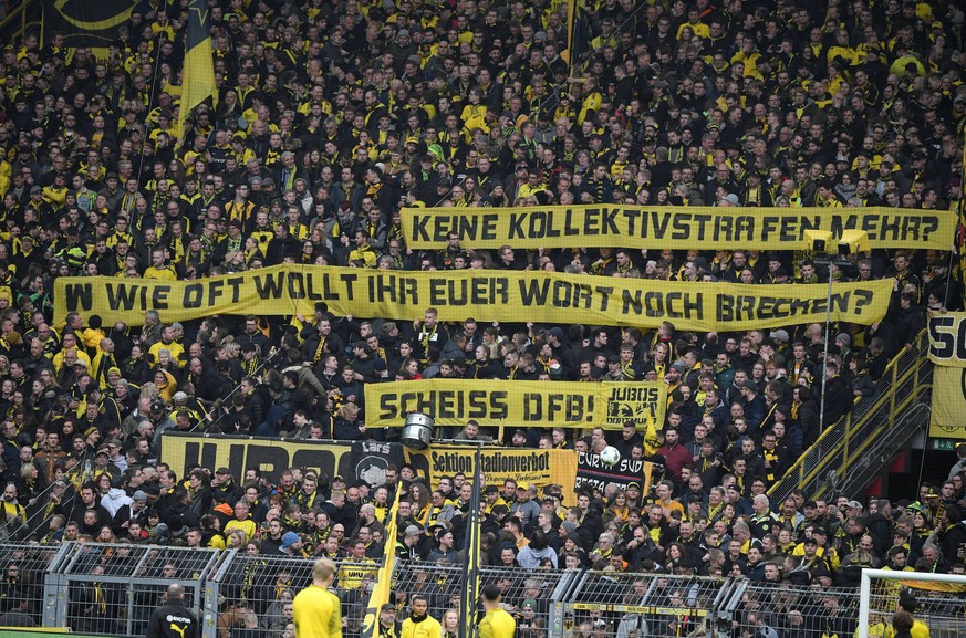 29.02.2020, Fussball GER, Saison 2019 2020, 1. Bundesliga, 24. Spieltag, Borussia Dortmund - SC Freiburg 1:0, Schmaehbanner der BVB Fans auf der Suedtribuene gegen den DFB und der DFL Dortmund Nordrhe ...