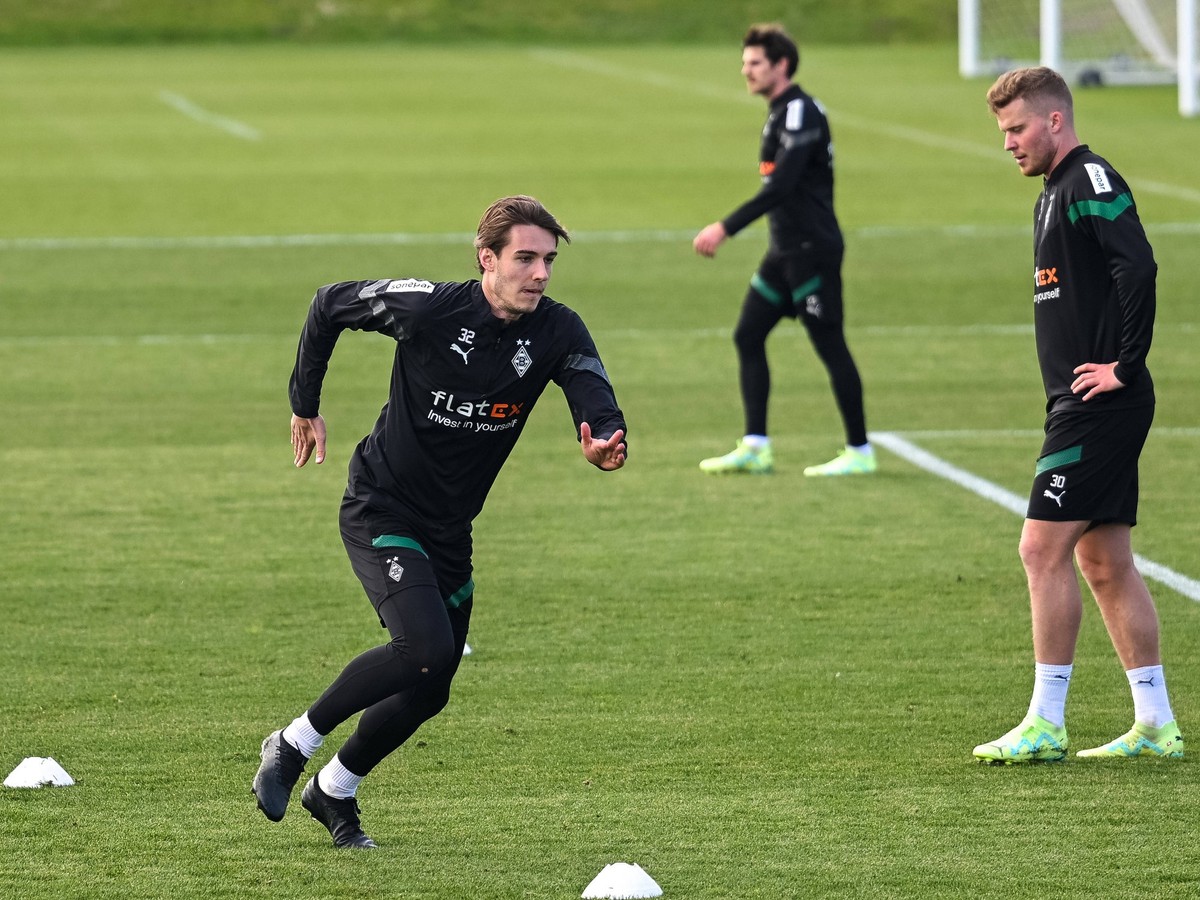 Florian Neuhaus Borussia Moenchengladbach, 32 bei Sprintuebungen mit Richtungswechsel. Dabei Nico Elvedi Borussia Moenchengladbach, 30 und dahinter Jonas Hofmann Borussia Moenchengladbach, 23. Borussi ...