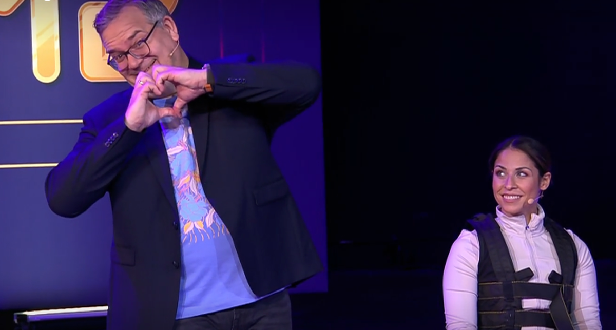 Elton ist nicht nur Fan von Kommentator "Buschi" sondern auch von seiner eigenen Show.